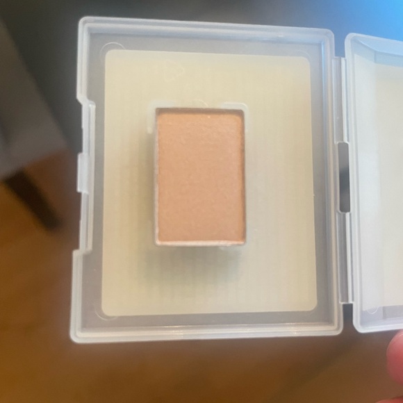 COPY - Mary Kay Spun Silk Mineral Eyeshadow - Soft Cream - Picture 4 of 6